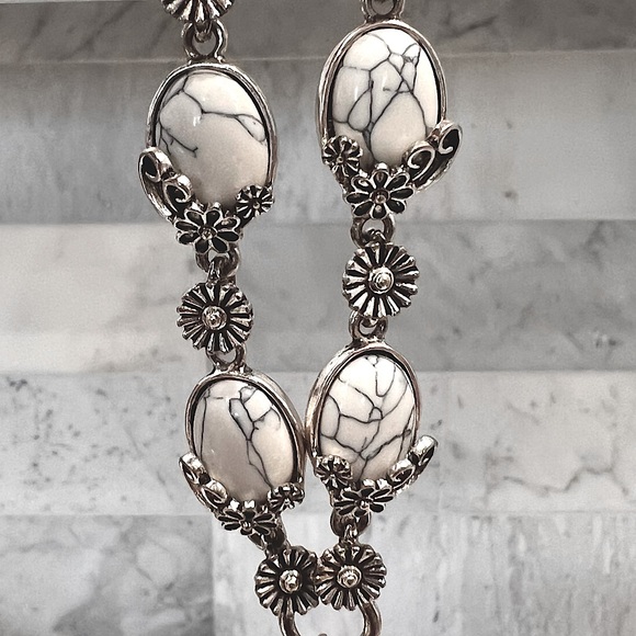 White Howlite Black Oxidized Silvertone Elephant Floral Necklace - Picture 7 of 12